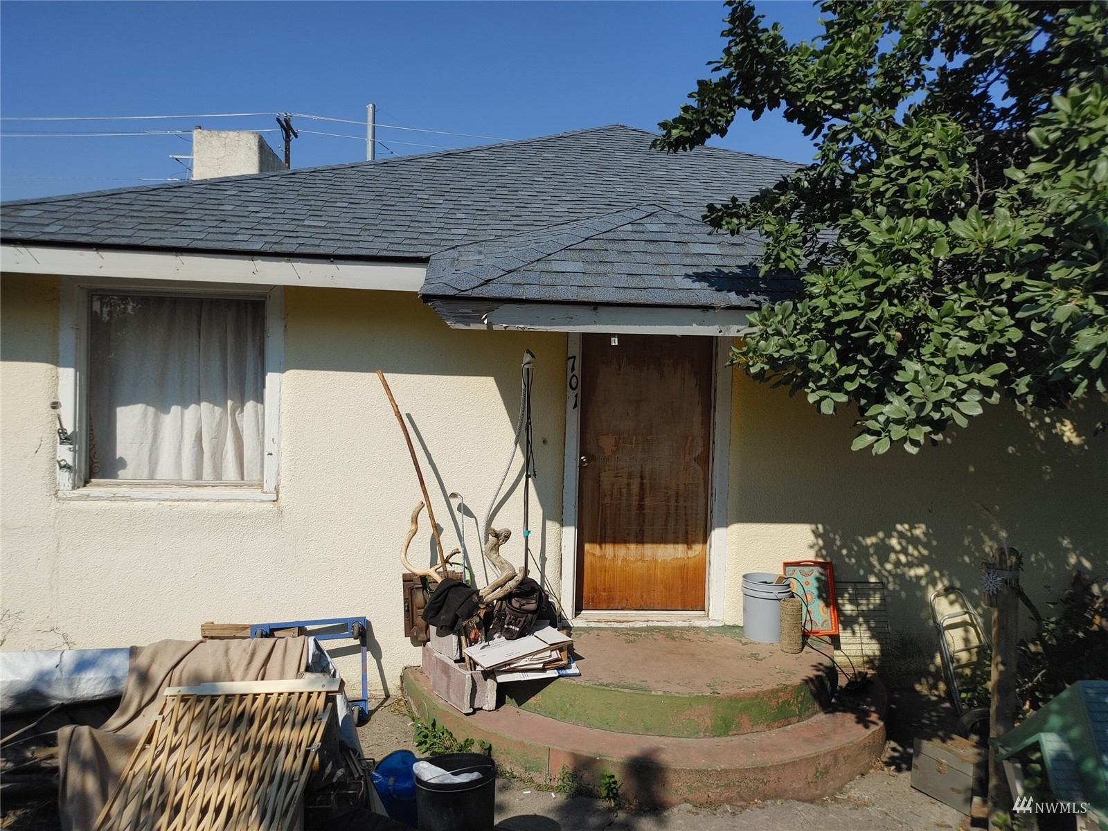 Property Photo:  701 N Pacific Street  WA 98926 