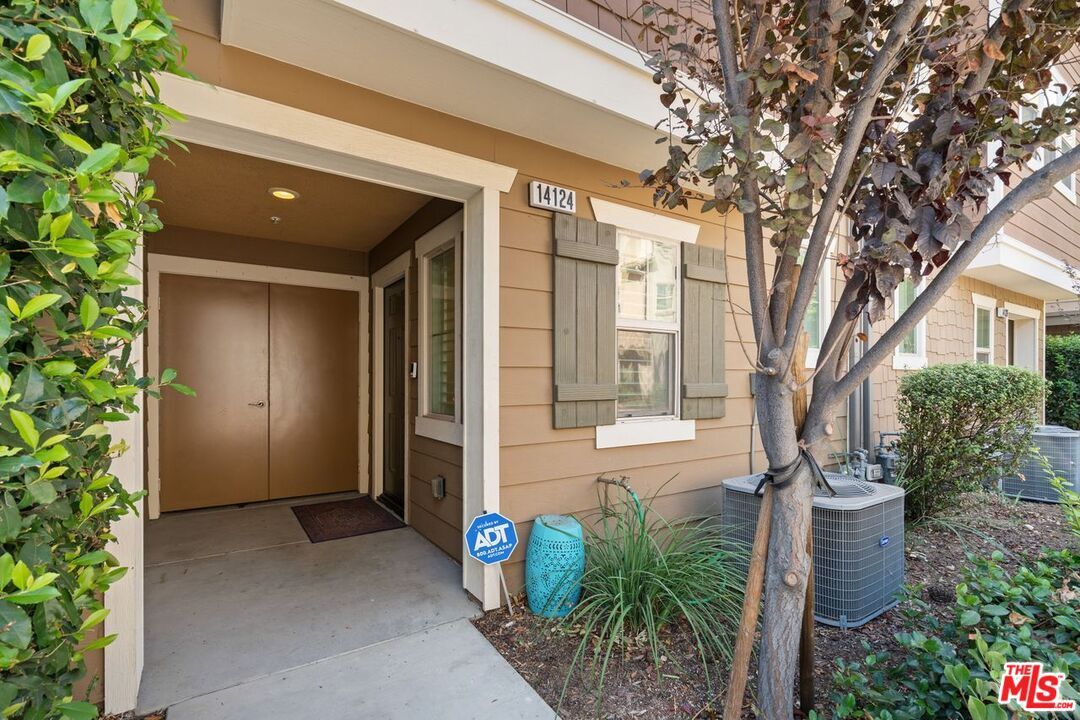 Property Photo: 14124 W Oak Ln CA 91405
