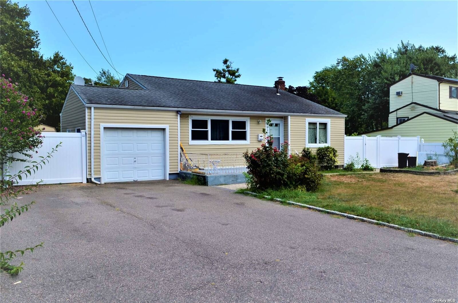 Property Photo: 1571 N Gardiner Drive NY 11706