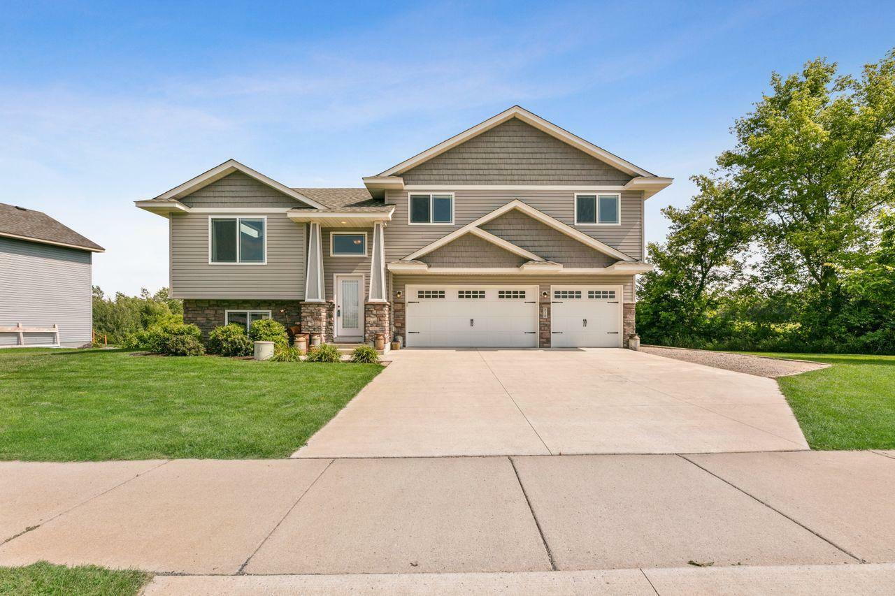 Property Photo:  818 Cole Avenue  MN 55363 
