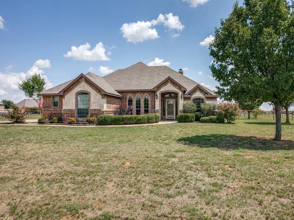 Property Photo: 126 Sky Way TX 76078
