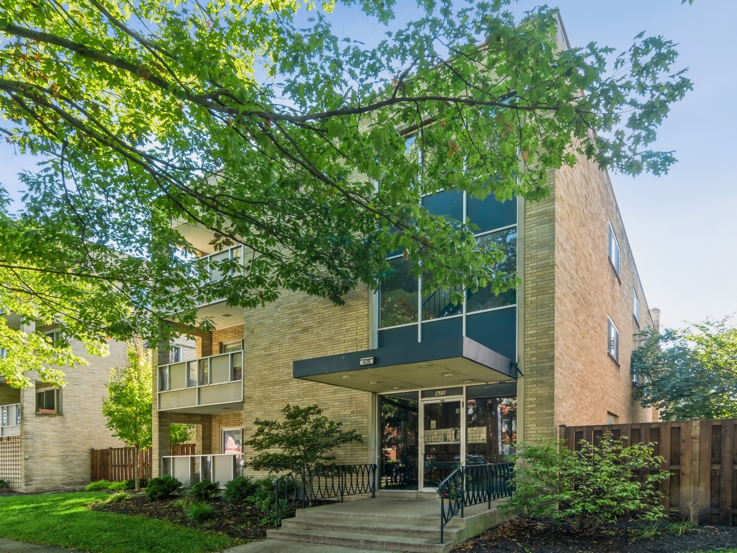 Property Photo: 425 S Wesley Avenue 103 IL 60302