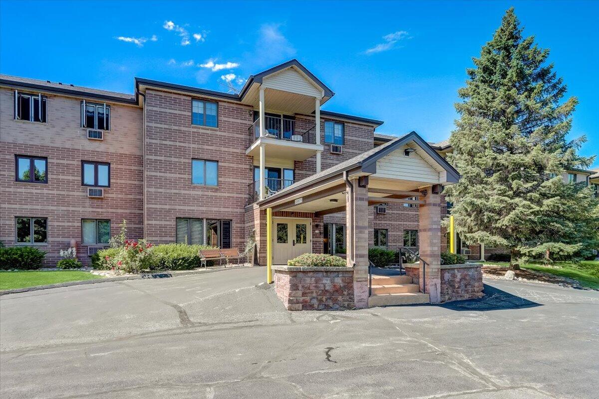 Property Photo: 530 N Silverbrook Dr 323 WI 53090