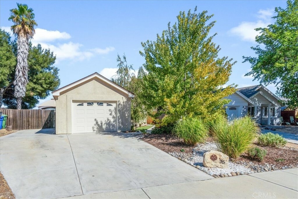 Property Photo:  35 Lone Oak Way  CA 93465 