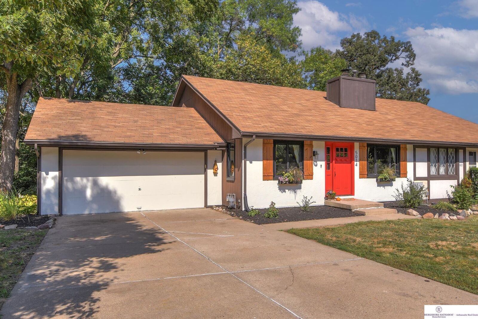 Property Photo:  5014 Raven Oaks  NE 68152 