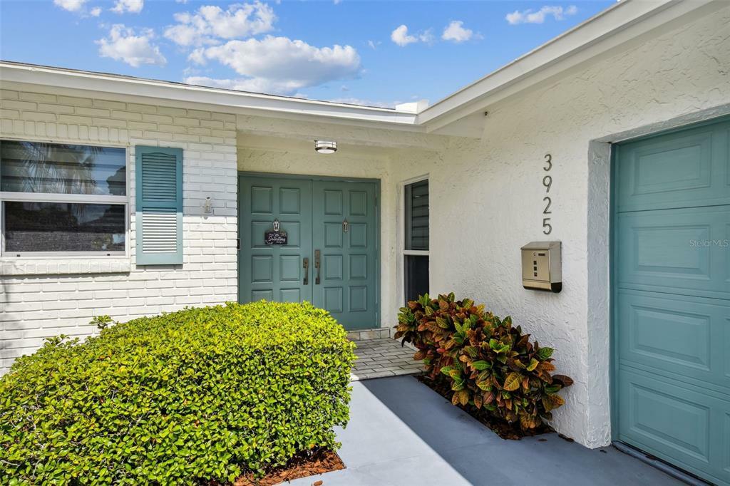 Property Photo:  3925 Venetian Way  FL 33634 