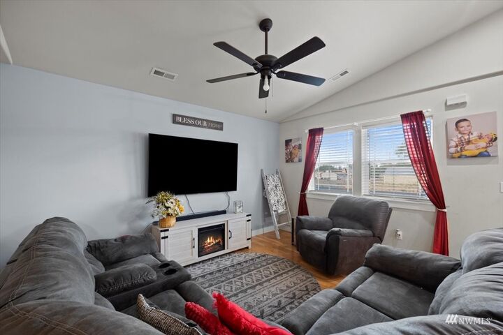 Property Photo:  405 S Oak  WA 98857 