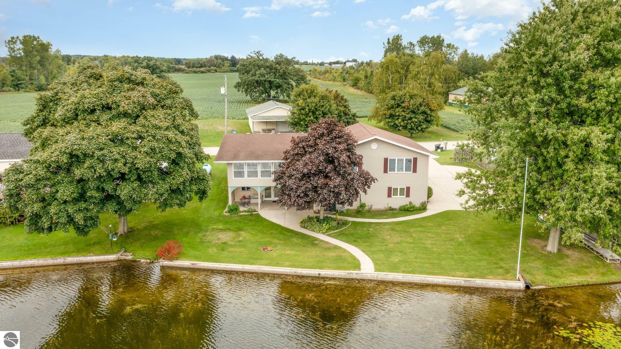 Property Photo:  812 Carroll Drive  MI 48617 