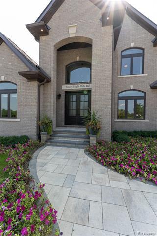 Property Photo:  