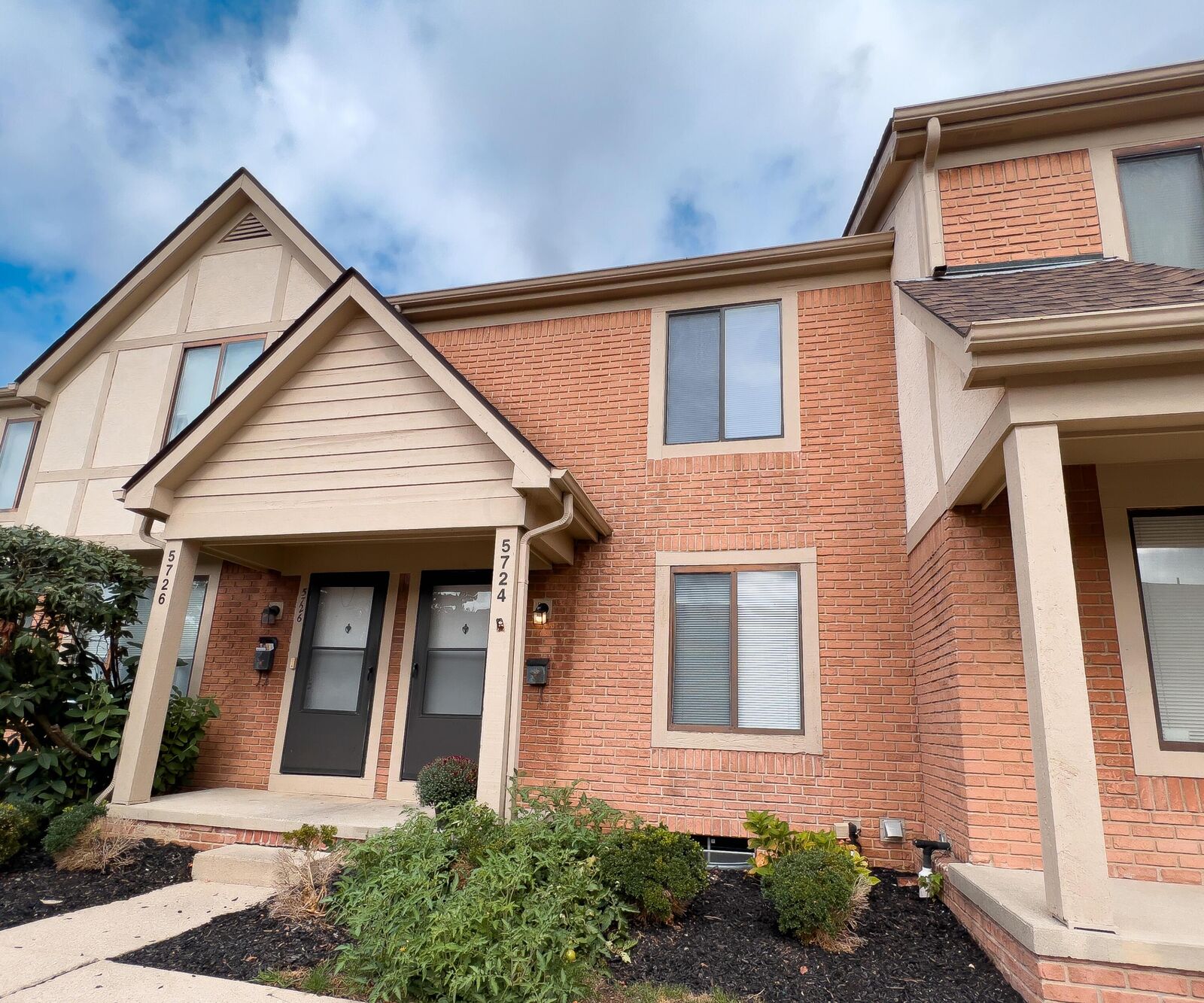 Property Photo:  5724 Great Hall Court  OH 43231 