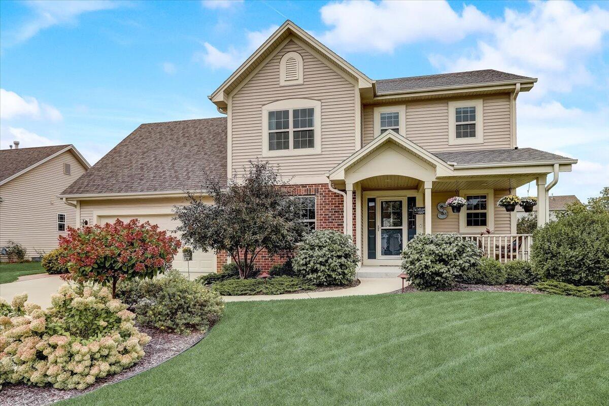 Property Photo:  324 Brookview Dr  WI 53095 