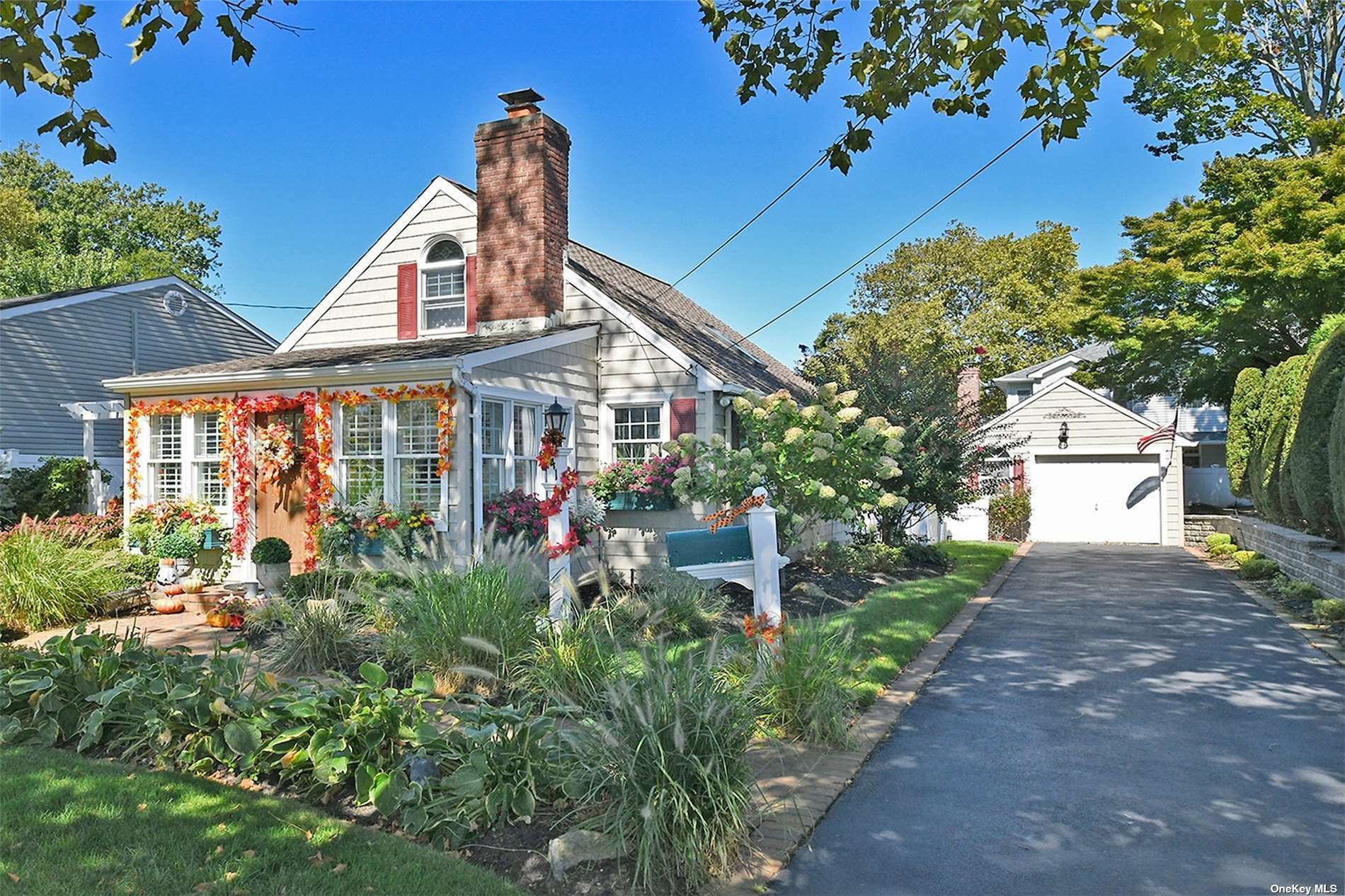 Property Photo:  41 Fairview Road W  NY 11758 