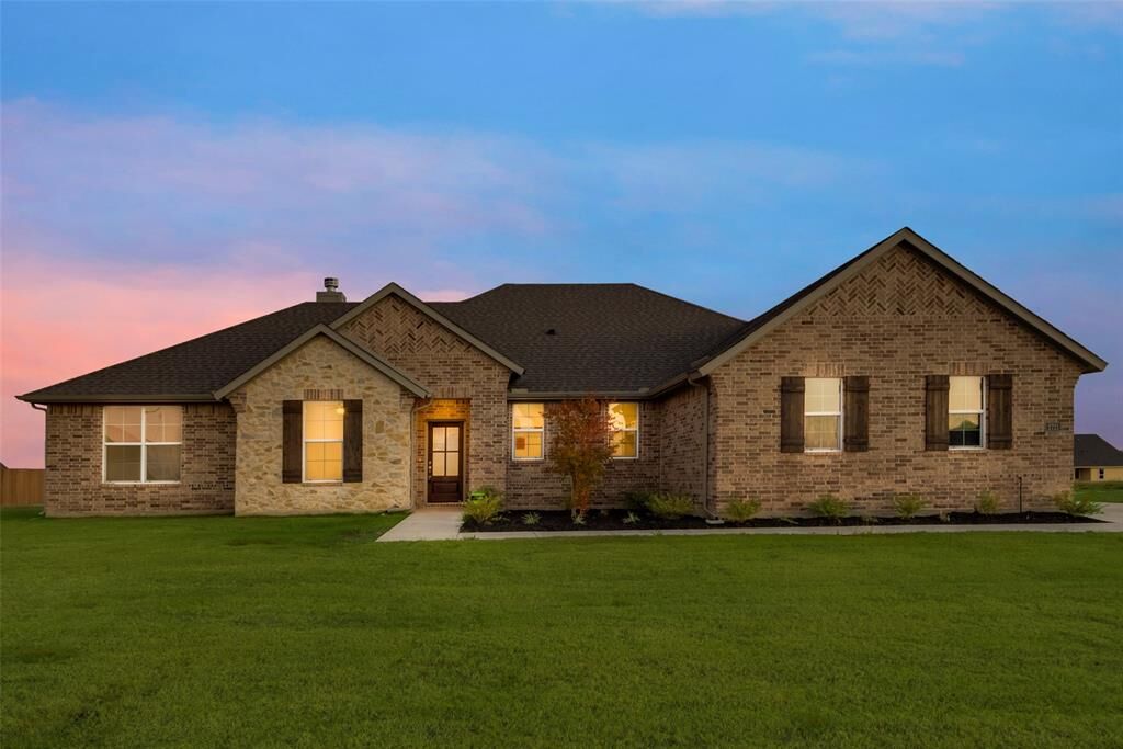 Property Photo: 2721 Burr Oak Road TX 75161