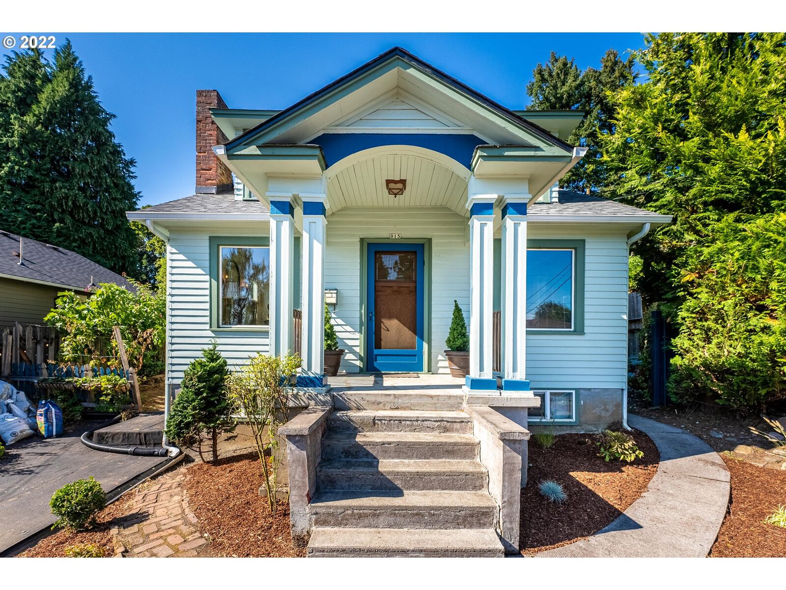 Property Photo: 915 NE 6th Ave WA 98607
