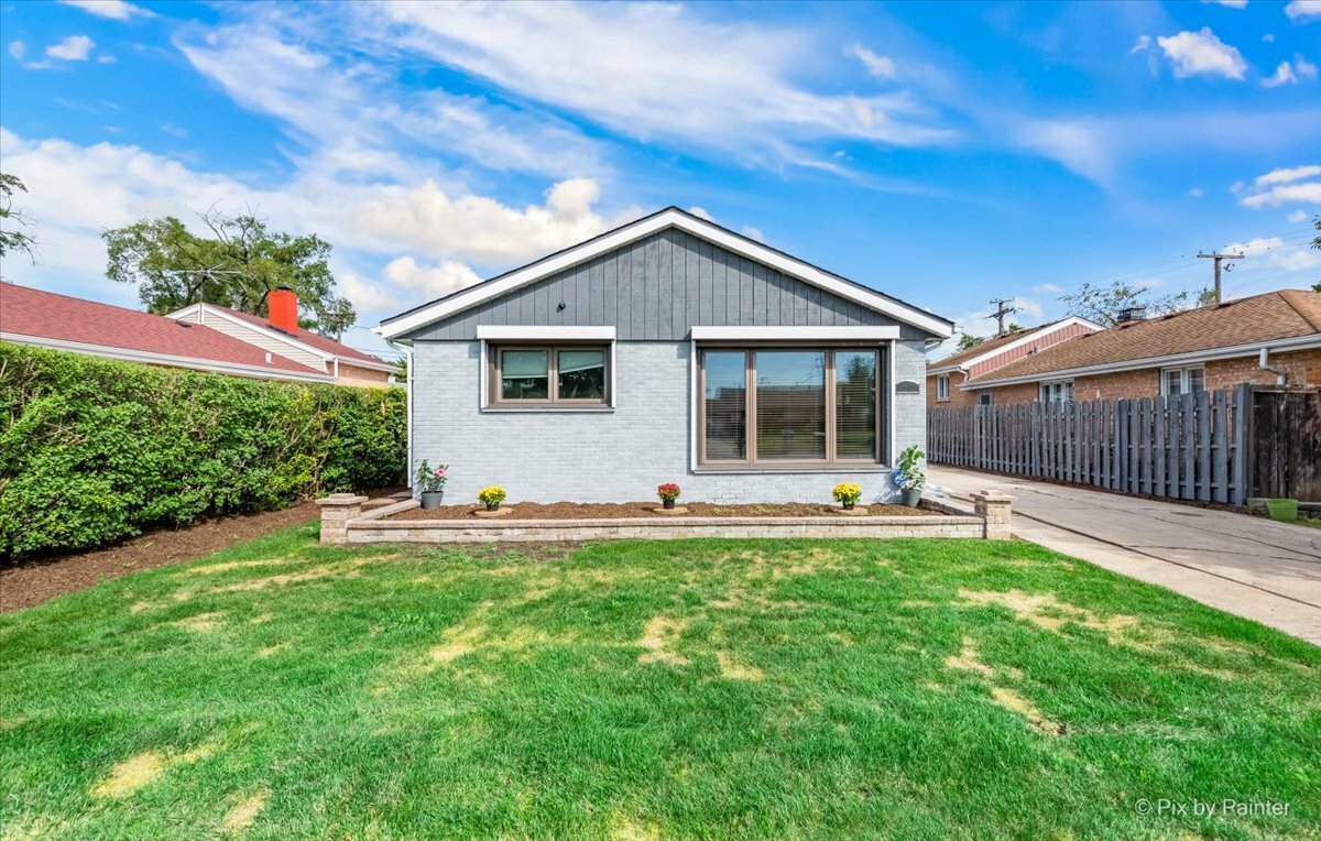 Property Photo: 1303 Medinah Street IL 60106