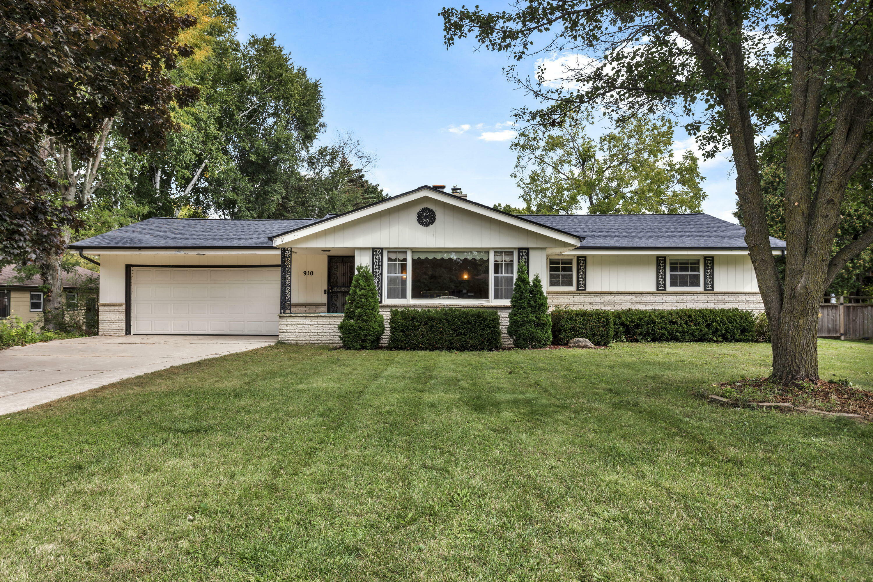 Property Photo: 910 13th Ave WI 53024