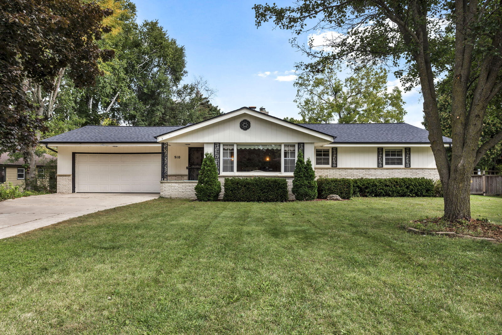 Property Photo: 910 13th Ave WI 53024