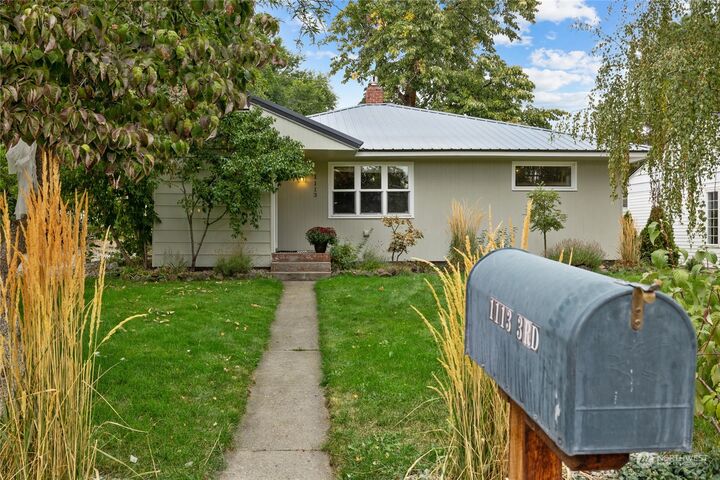 Property Photo:  1113 E Third Avenue  WA 98926 