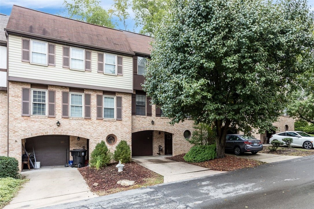 Property Photo:  104 Sonnybrook Ct  PA 15102 