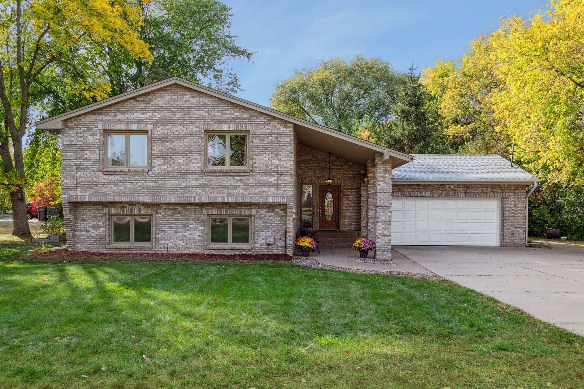 Property Photo:  3940 Country Oaks Drive  MN 55331 