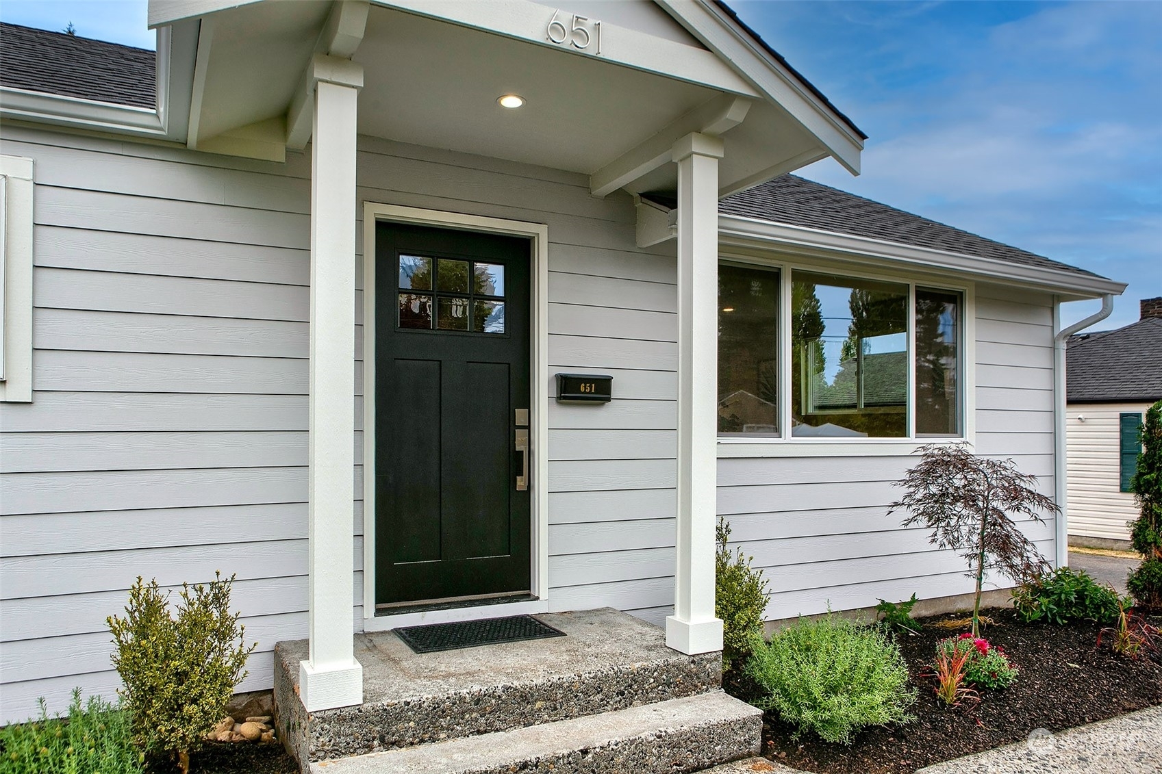 Property Photo:  651 SW 136th Place  WA 98166 