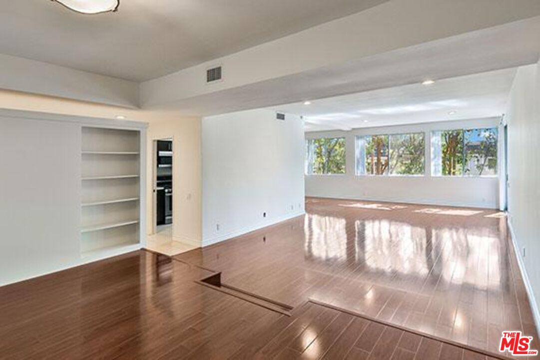 Property Photo: 818 S Gretna Green Way 208 CA 90049