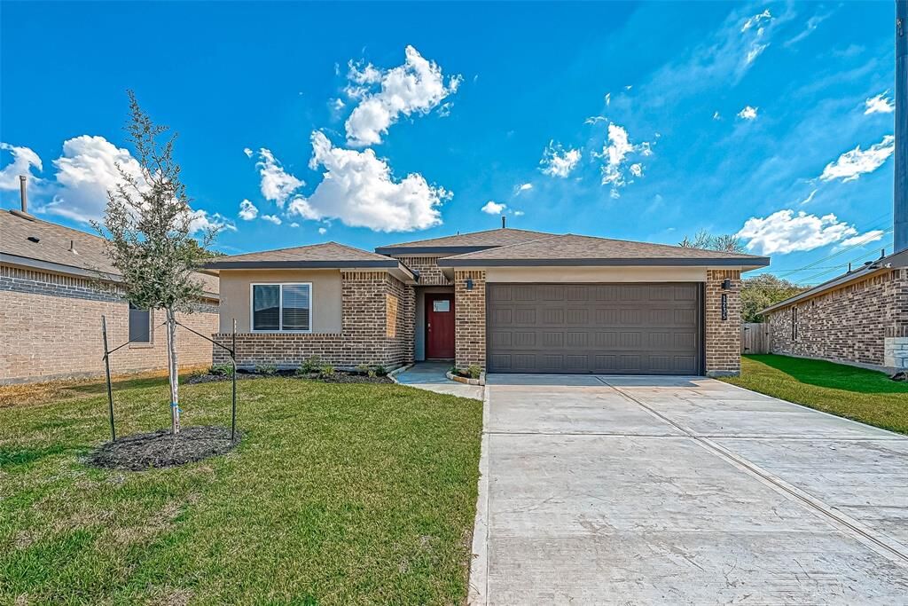 Property Photo:  1235 East Smith Street  TX 77523 