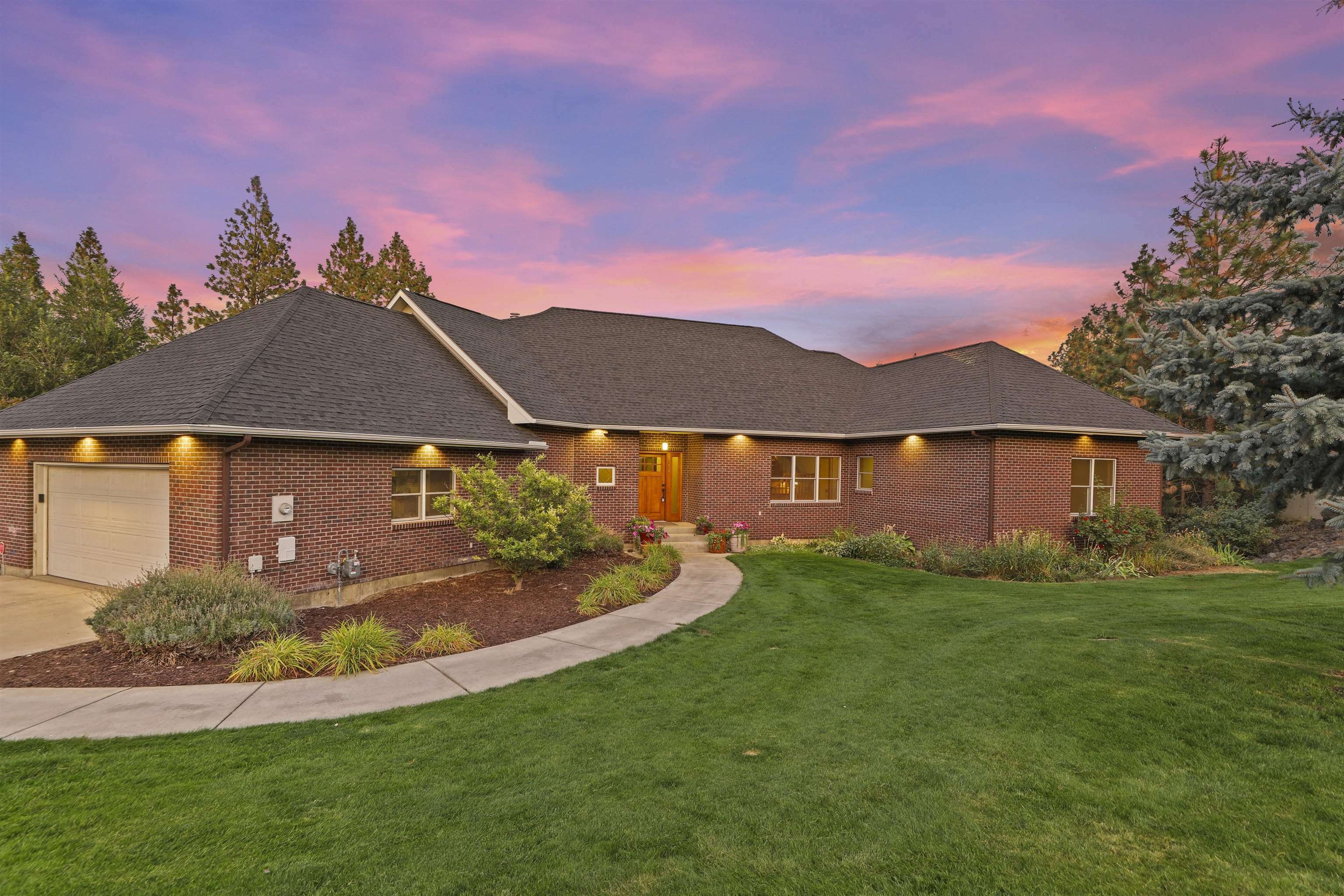 Property Photo: 1011 S Carousel Ln WA 99224