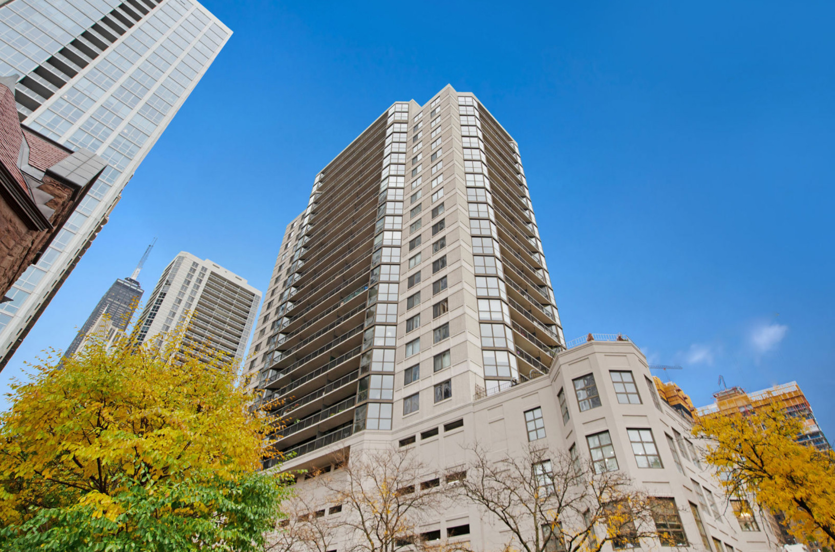 Property Photo: 33 W Delaware Place 21J IL 60610