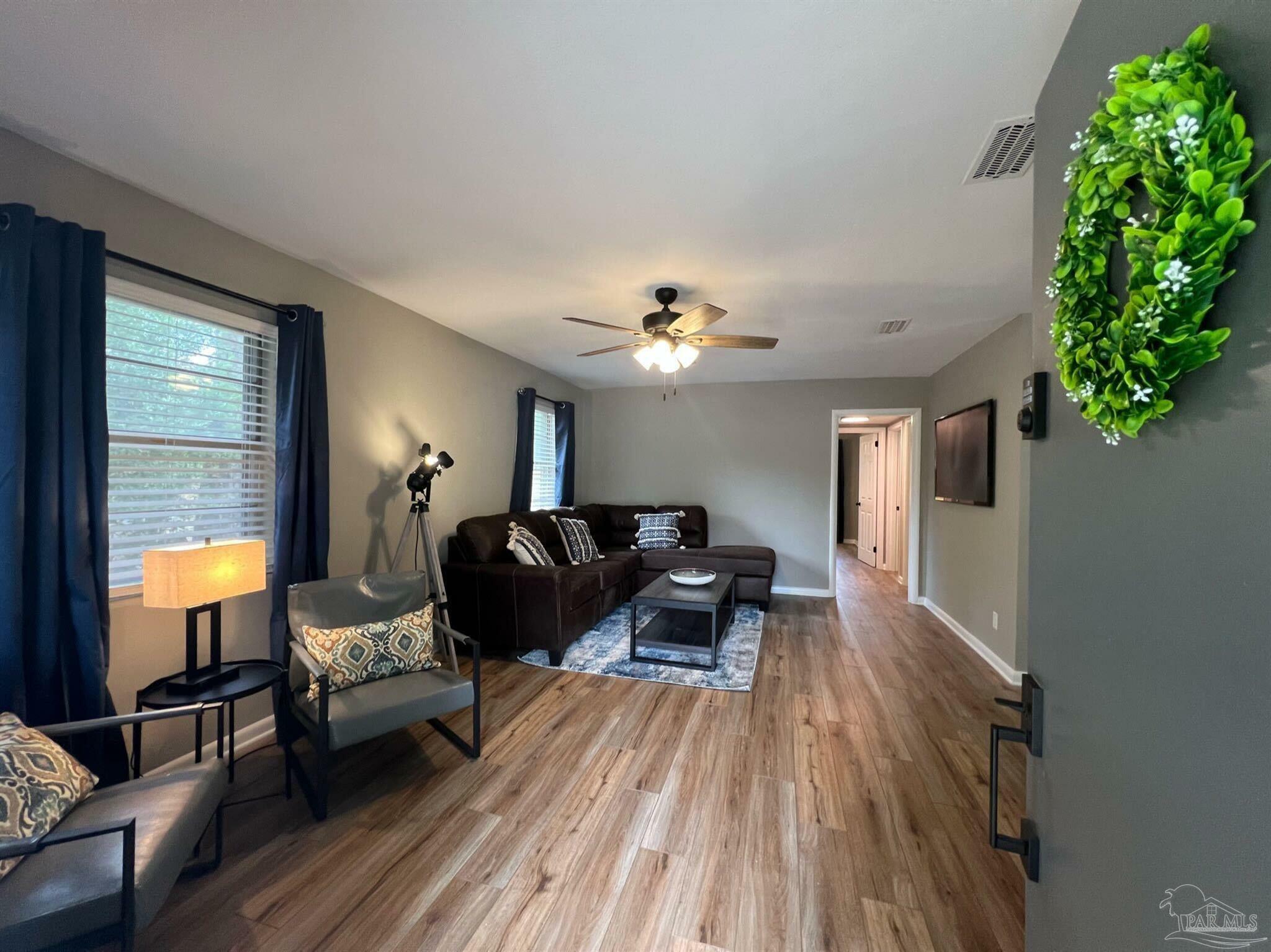 Property Photo: 913 S Madison Dr FL 32505