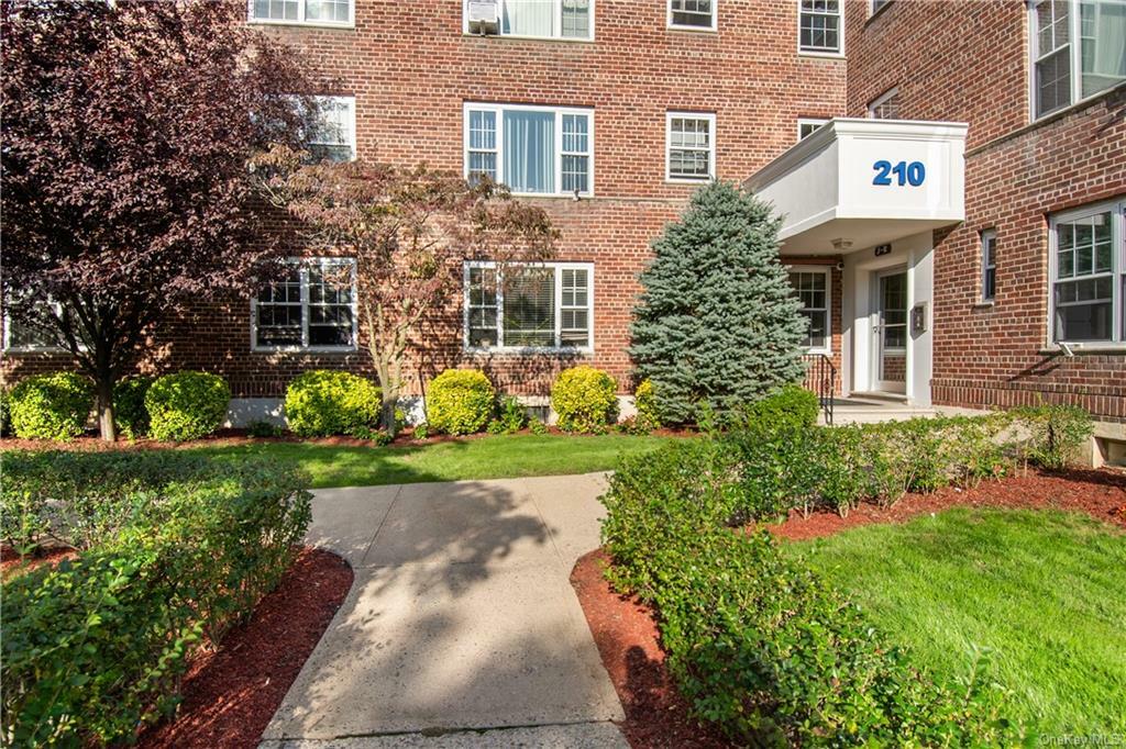 Property Photo: 210 Pelham Road 4M NY 10805