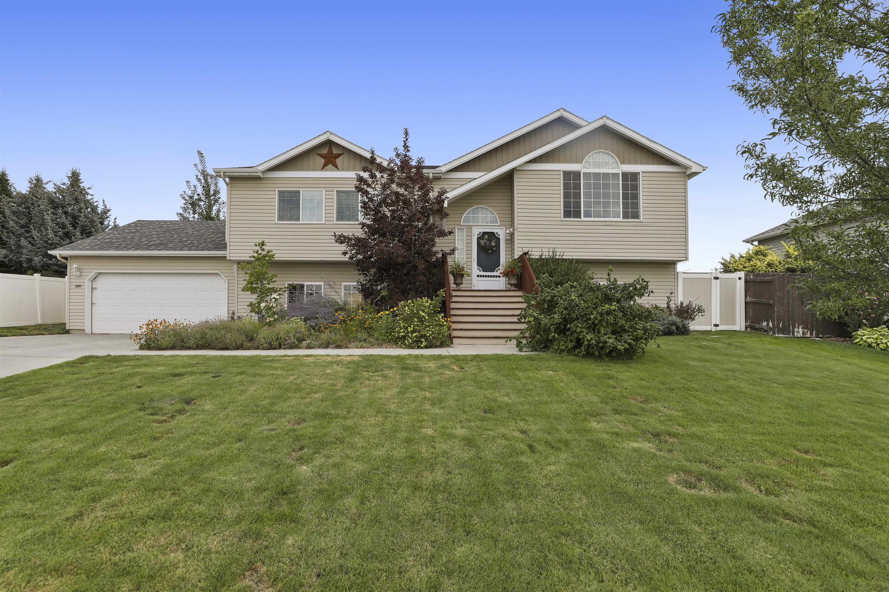 Property Photo: 1010 N Fox Ridge Rd WA 99022