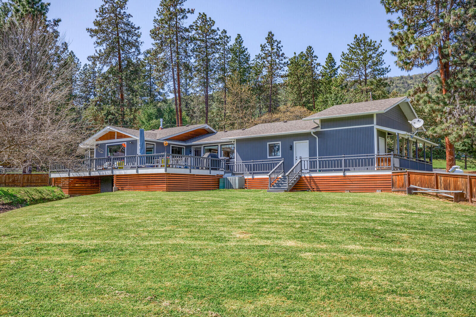 Property Photo: 420 Mary Ann Drive OR 97530