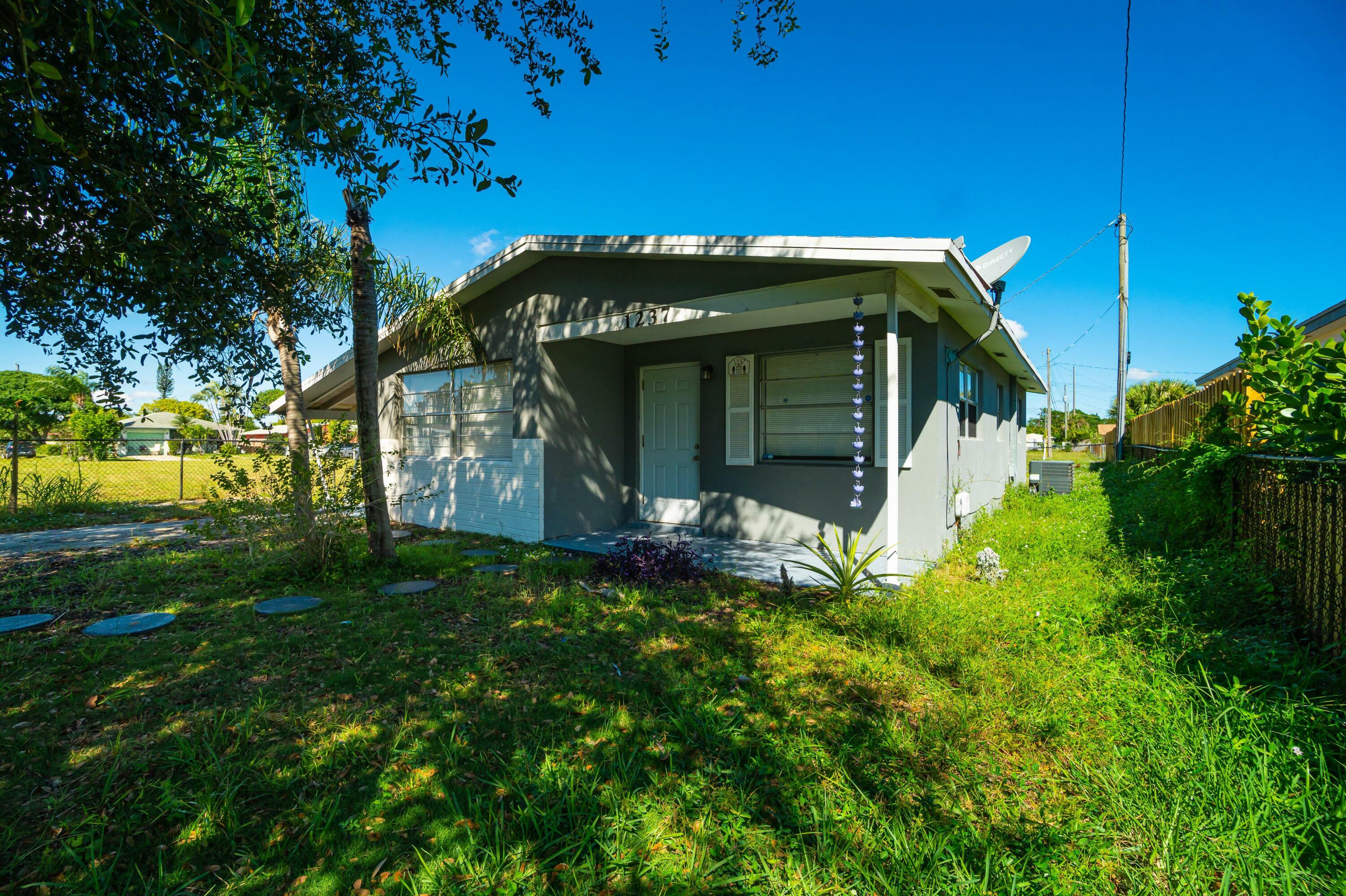 Property Photo:  1237 NW 1st Street  FL 33444 