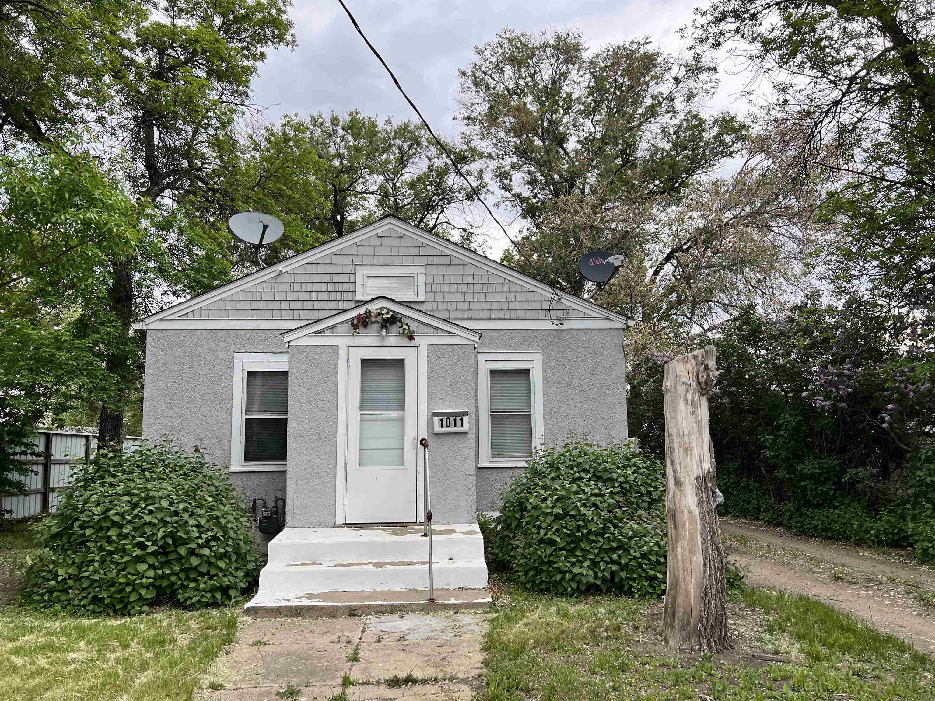 Property Photo:  1011 SE Valley St  ND 58701 