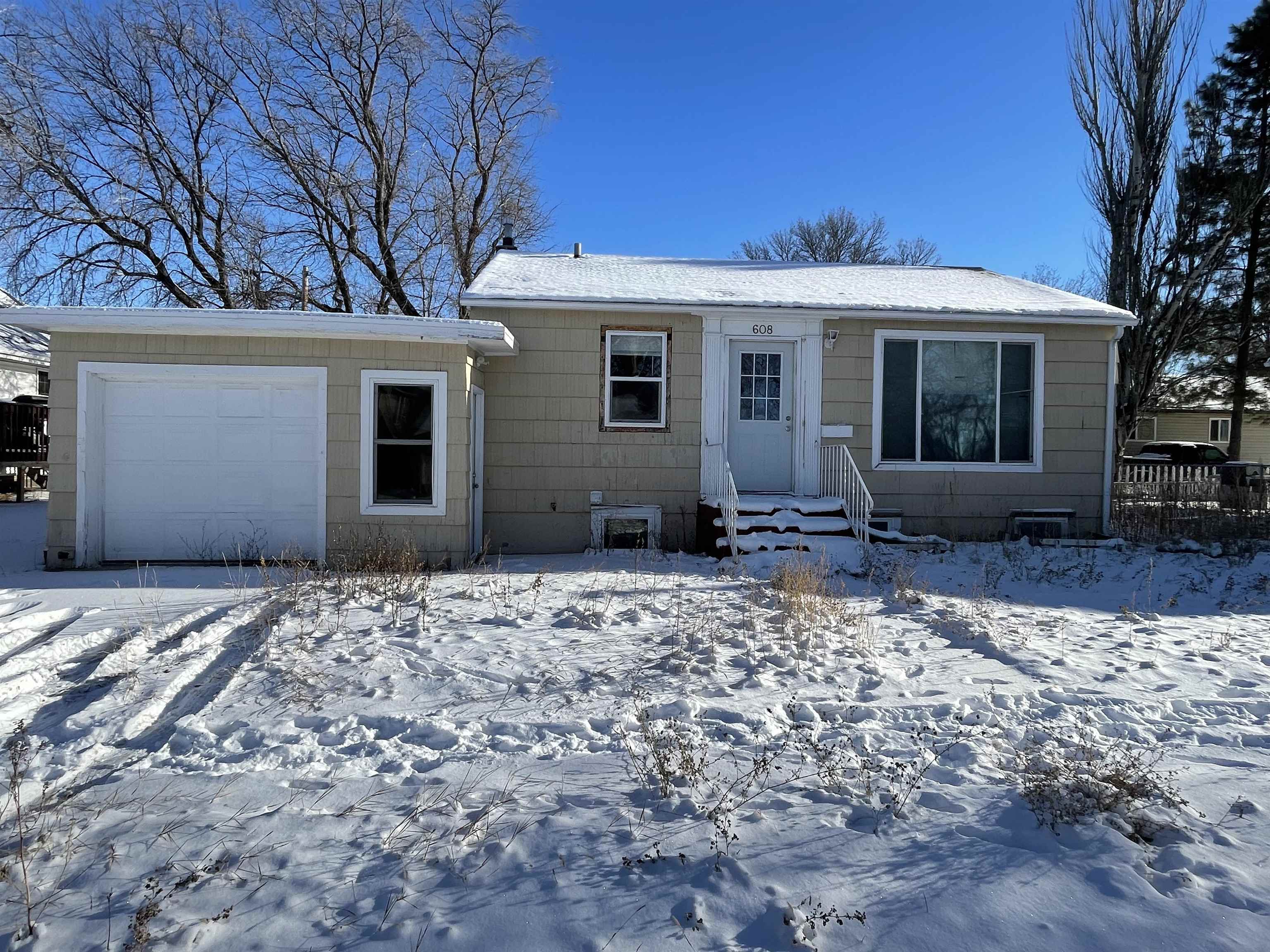 Property Photo:  608 9th St NW  ND 58701-5870 