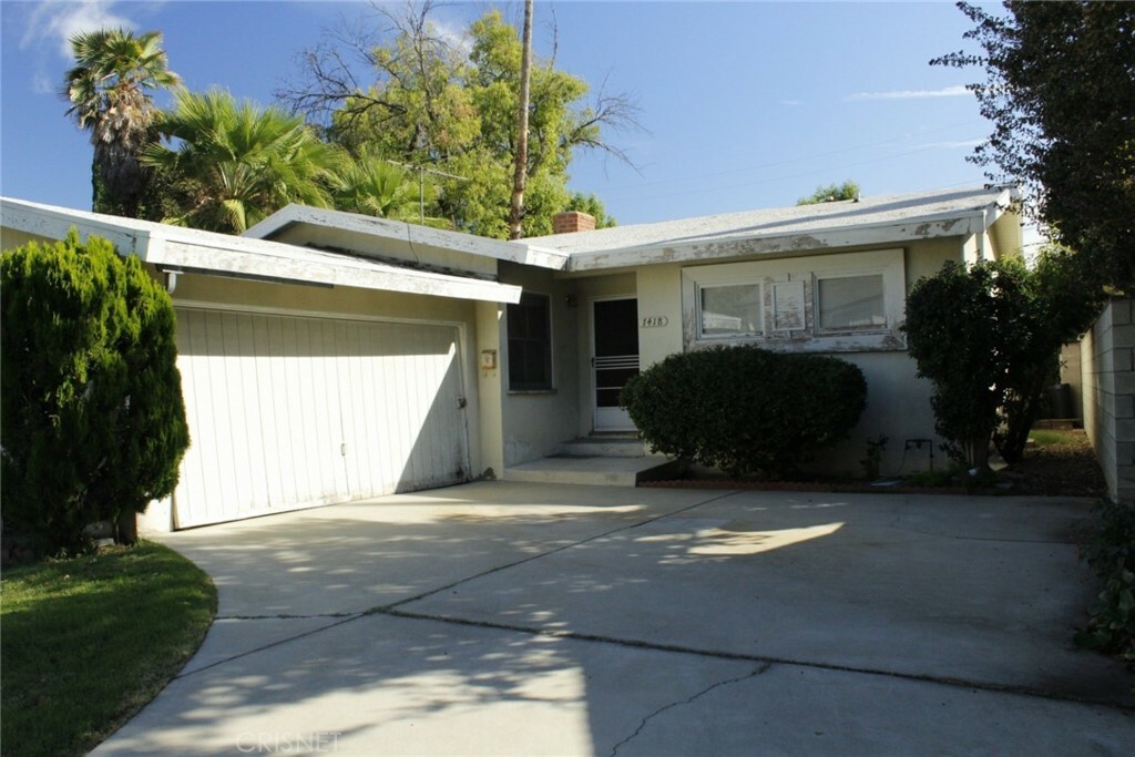 Property Photo:  7418 Vanalden Avenue  CA 91335 