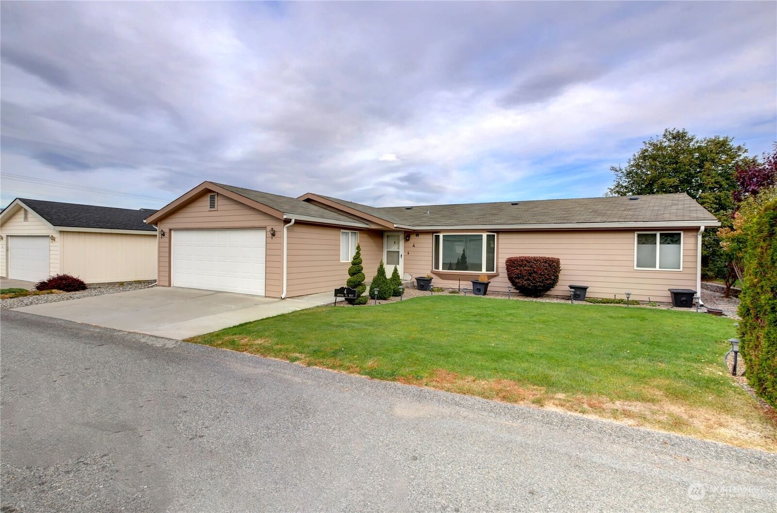 Property Photo: 4 Crystal Place W WA 98841