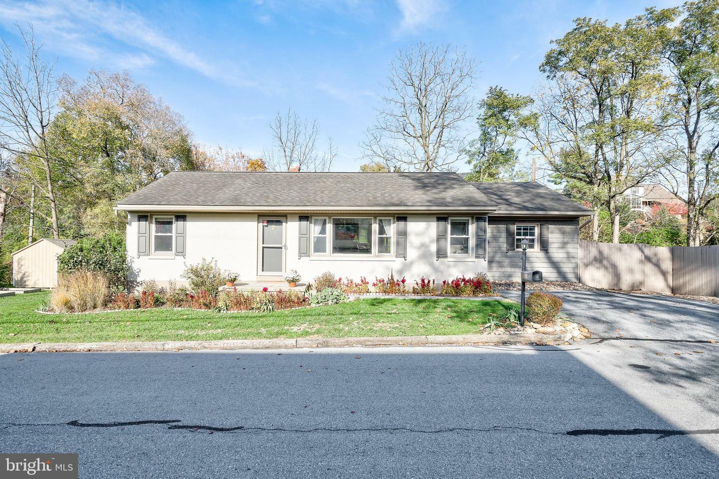 Property Photo:  112 Hillside Street  PA 17042 