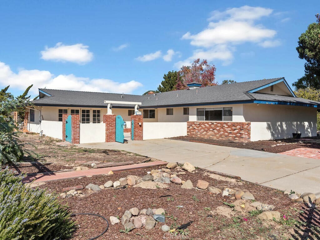 Property Photo:  886 Camino Caballo  CA 93444 