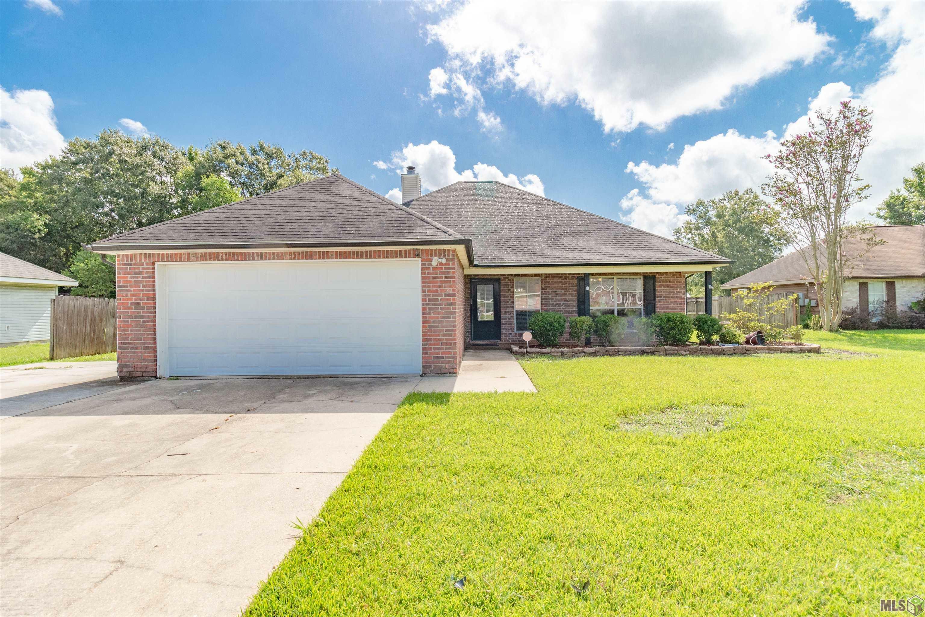 Property Photo: 15258 E Henderson Dr LA 70769