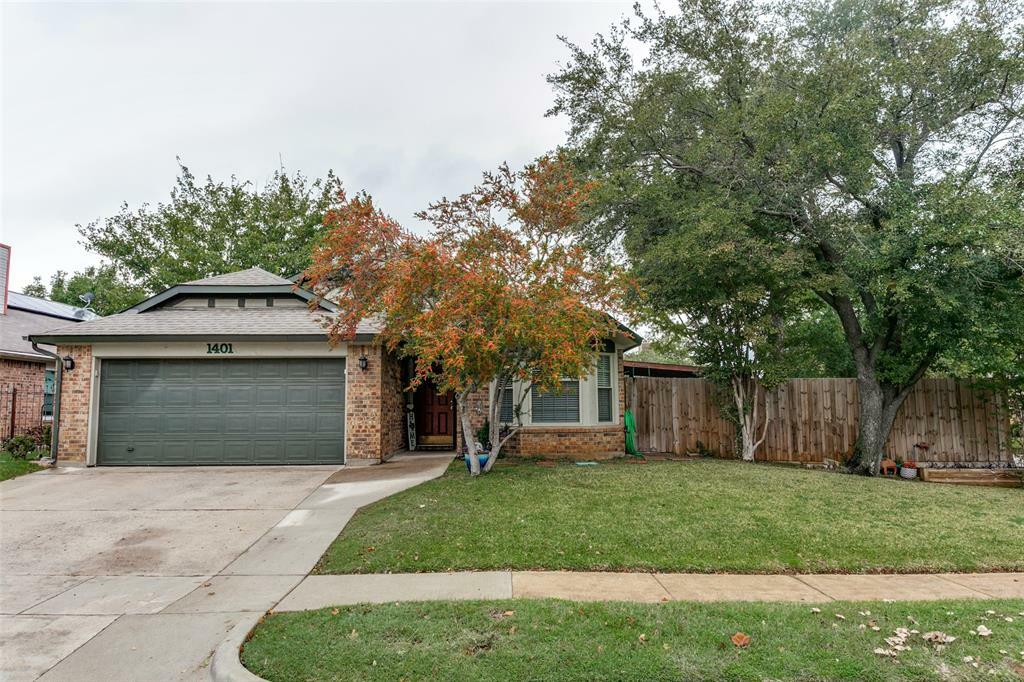 Property Photo: 1401 Thistlewood Lane TX 76051