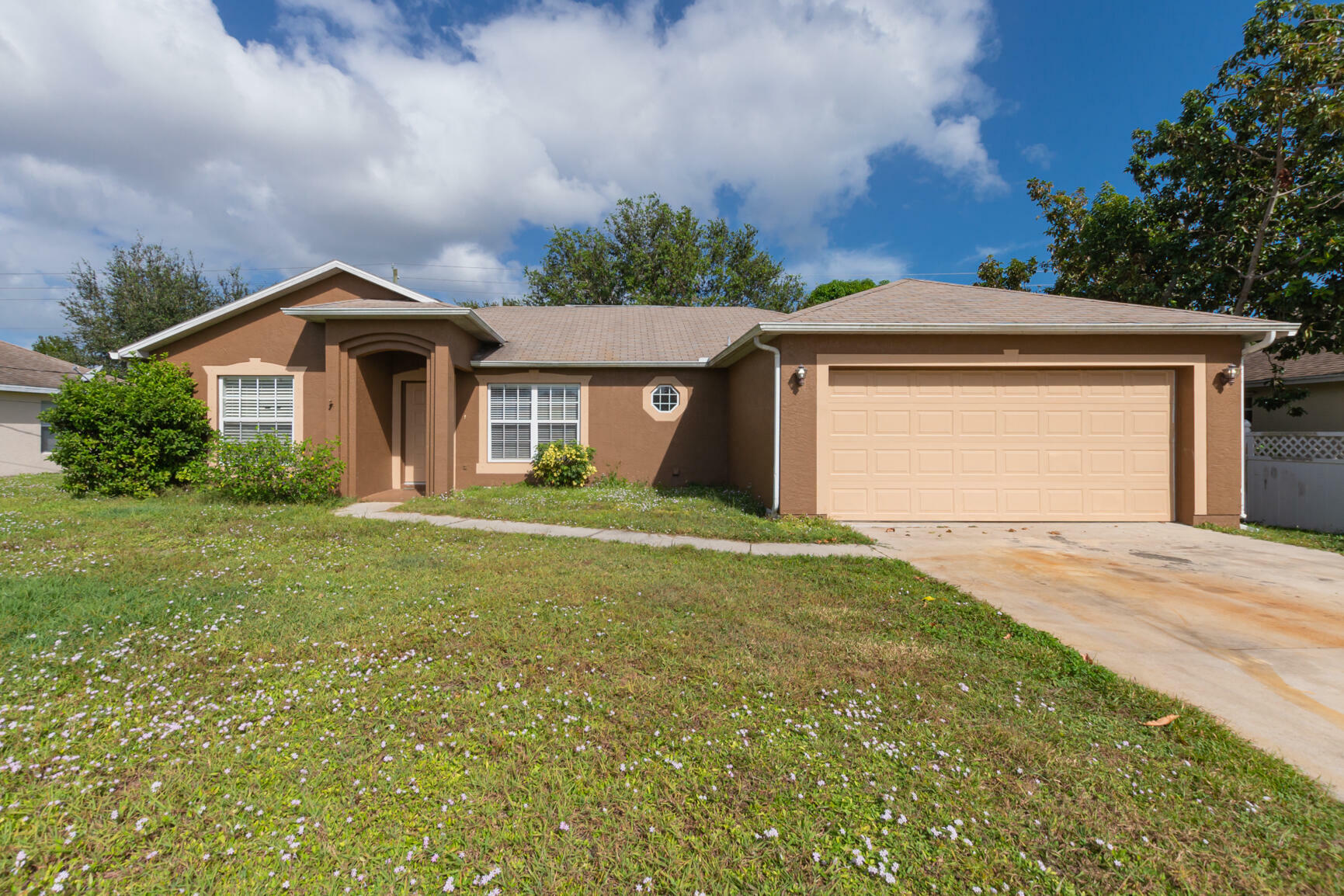 Property Photo:  1115 SW Janette Avenue  FL 34953 