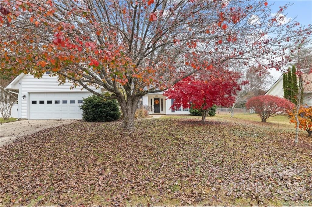 Property Photo: 911 Woodhill Drive NC 28732