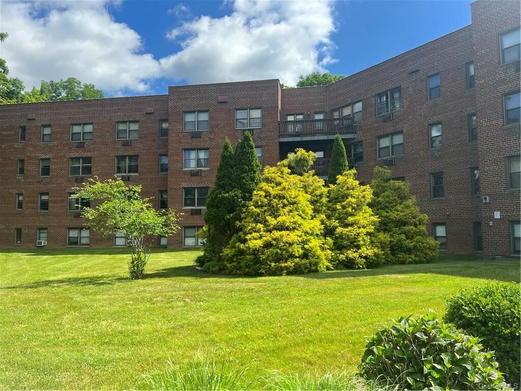 Property Photo: 5 Oakdale Manor A17 NY 10901