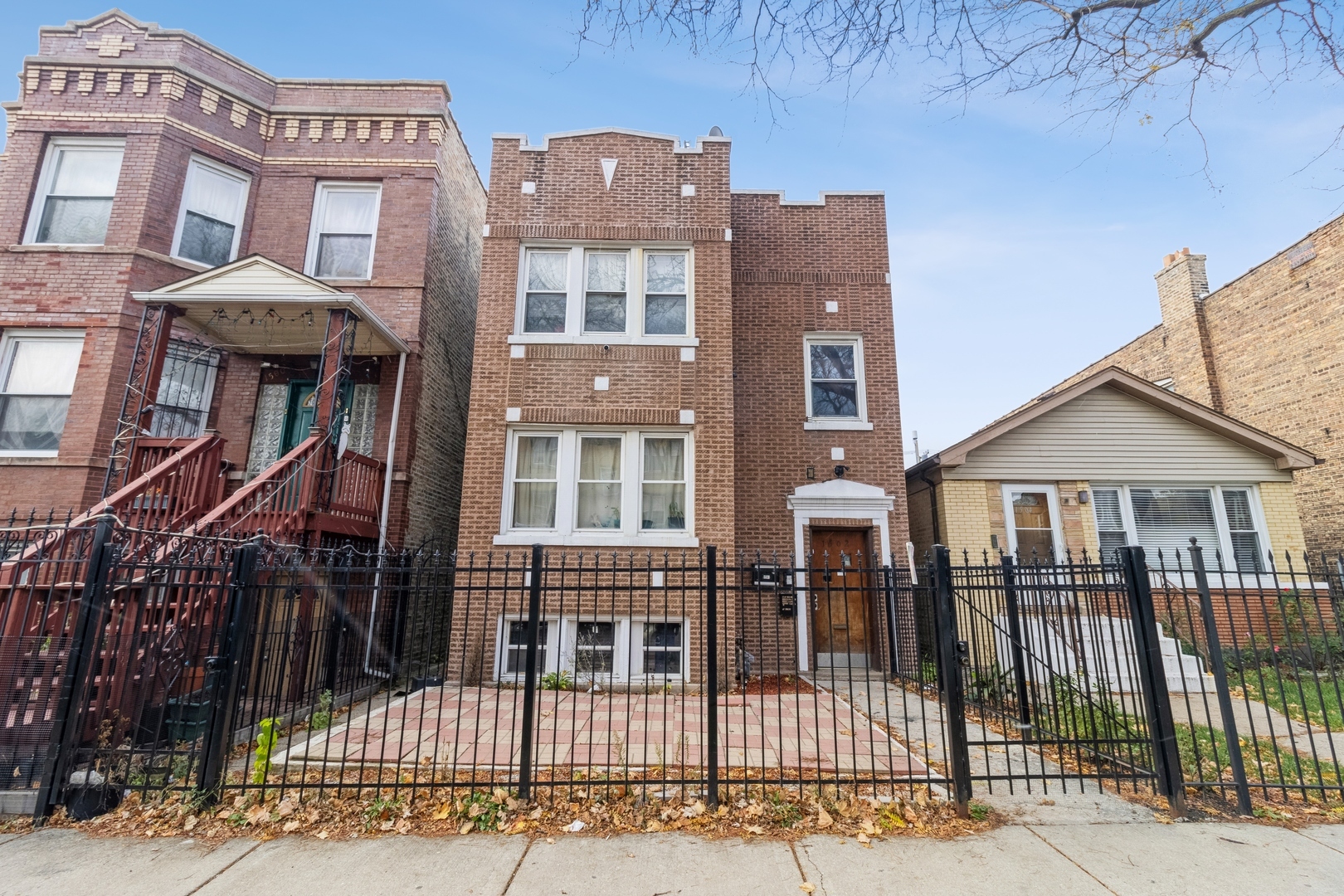 Property Photo: 1502 N Kolin Avenue IL 60651