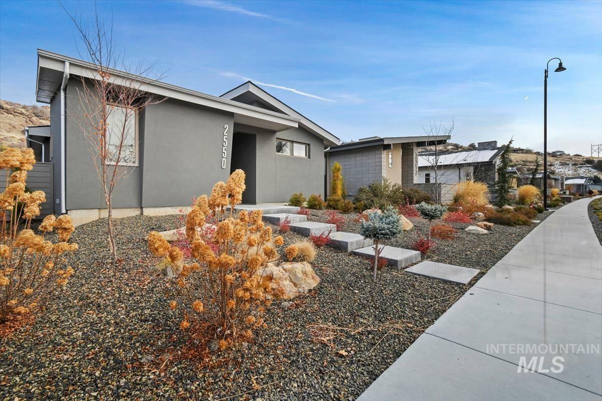Property Photo:  2550 E Warm Springs Ave  ID 83712 