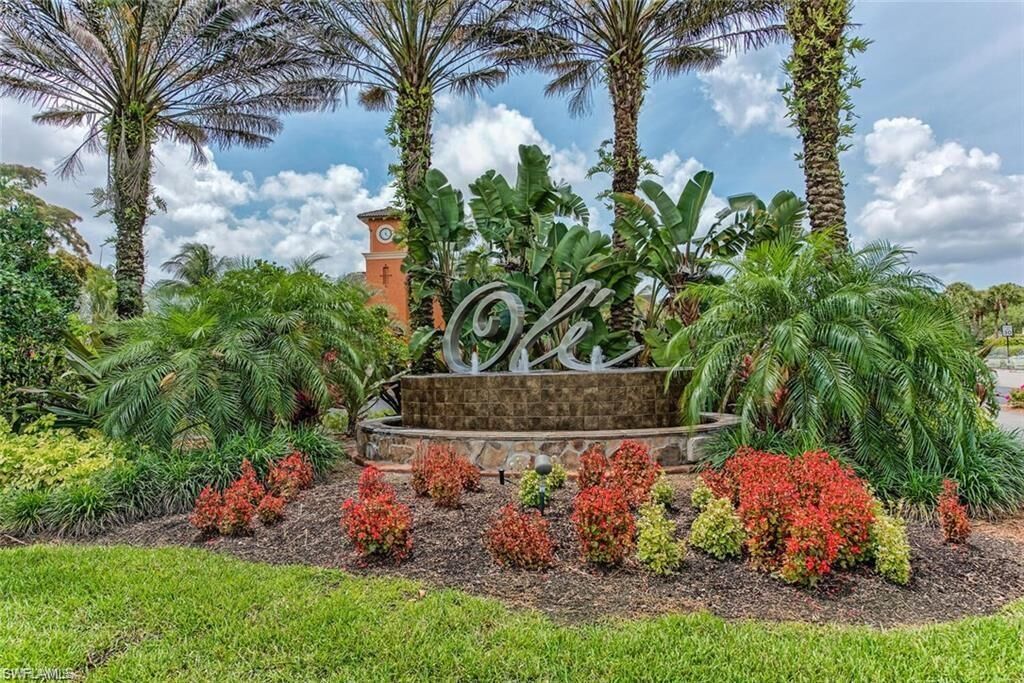 Property Photo: 8985 Cambria Cir 2106 FL 34113