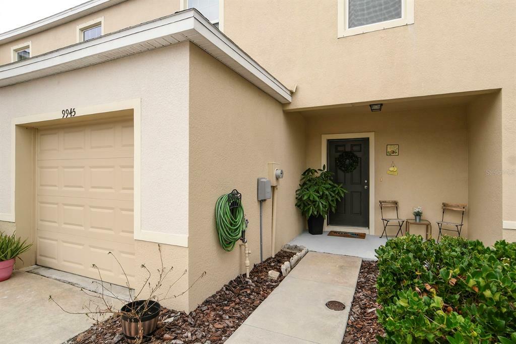 Property Photo:  9945 Hound Chase Drive  FL 33534 