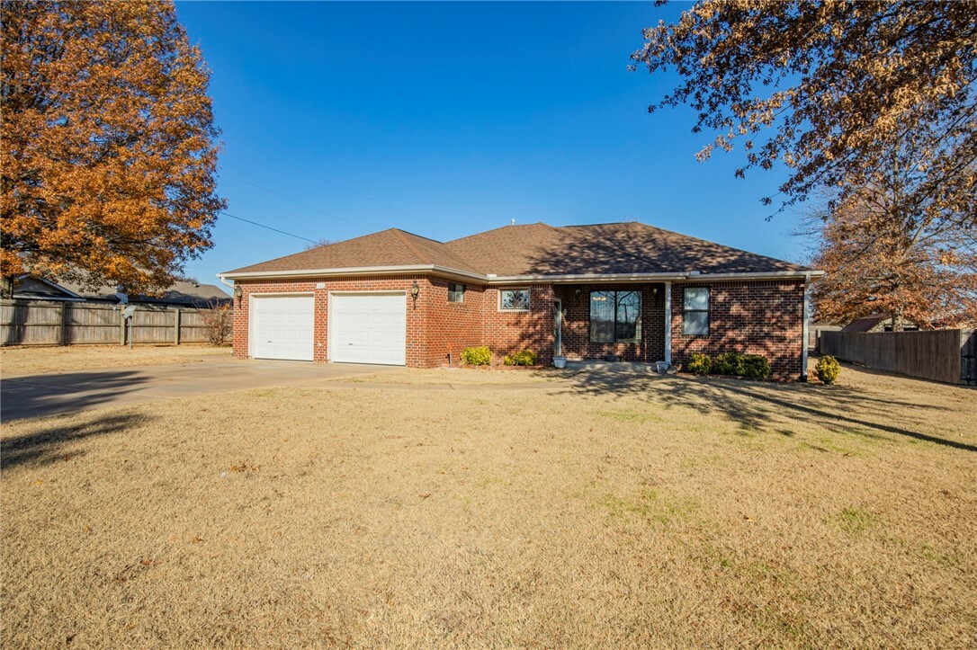 Property Photo:  422 Robinson Avenue  AR 72745 